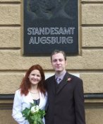 Das frisch vermählte Ehepaar vor dem Standesamt Augsburg